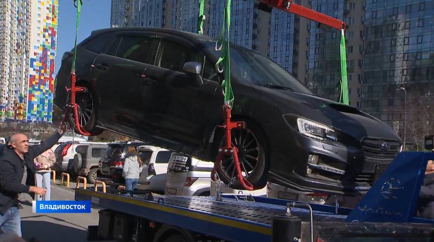 Эвакуаторы расчищают дороги Владивостока от неправильно припаркованных авто