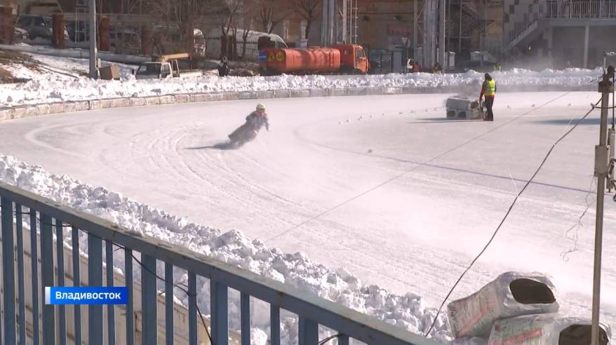 На мотоциклах с «когтями» боролись спортсмены за Кубок Приморья по ледовому спидвею