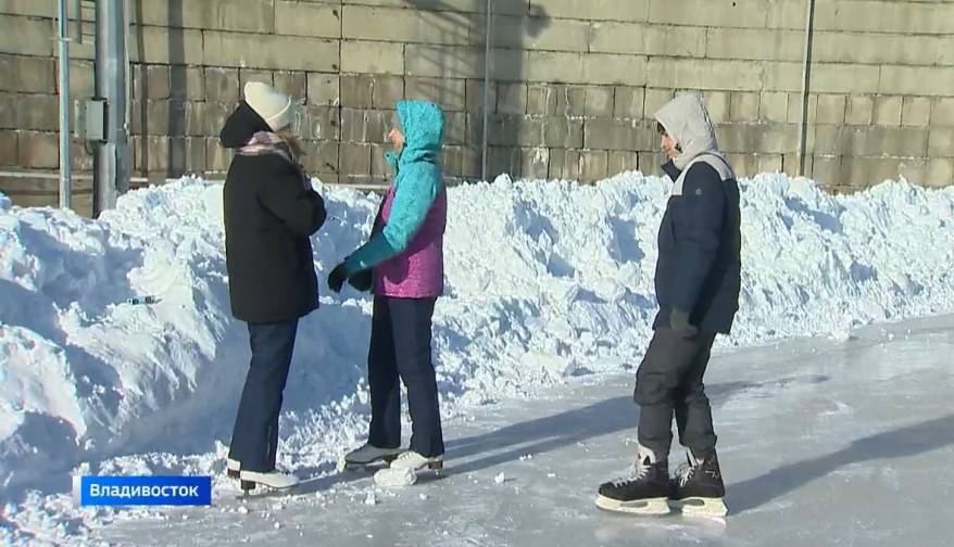 Владивосток — на коньках и с лопатами: фанаты зимних забав чистят хоккейные коробки