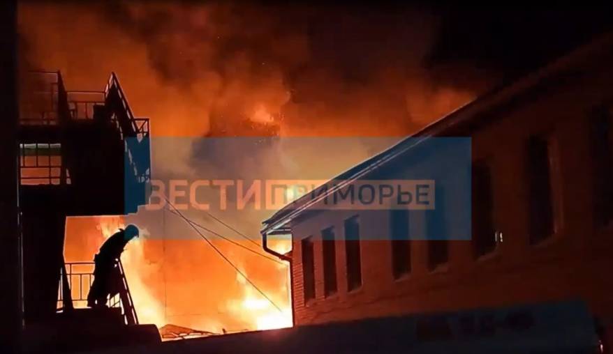 Видео страшного пожара в центре Владивостока. Огонь перешел на соседнее здание