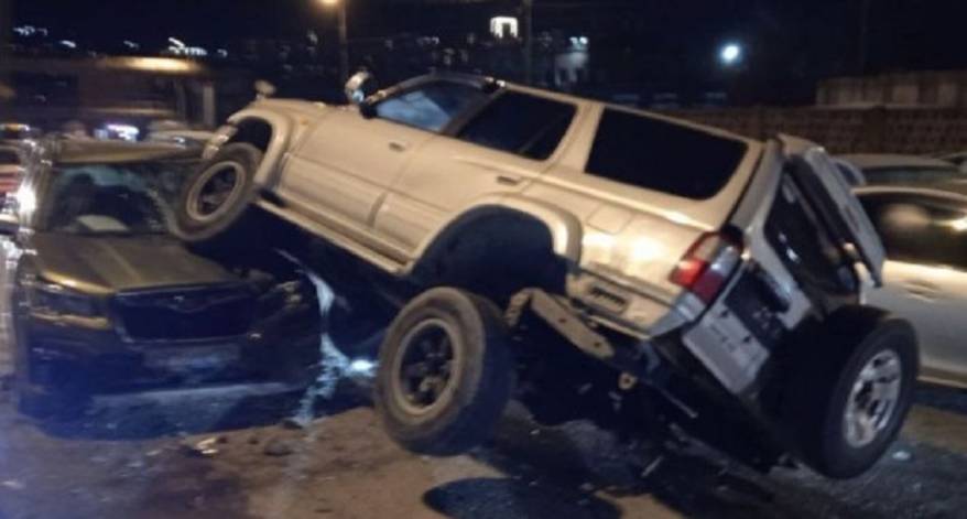 Hilux «оседлал» Forester в массовом ДТП на дороге Владивостока