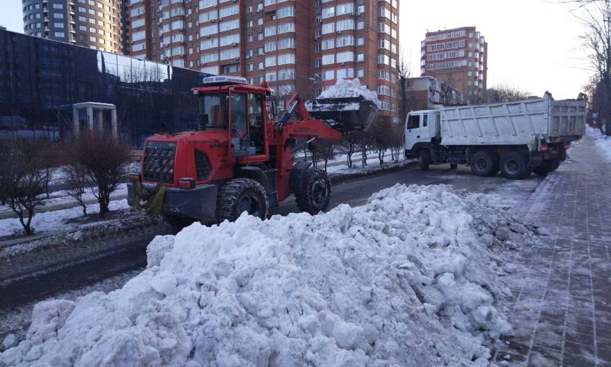 Владивосток расчищают от снега в круглосуточном режиме