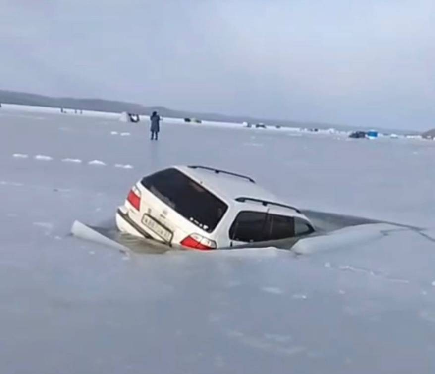 Автомобиль провалился на льду в Тавричанке