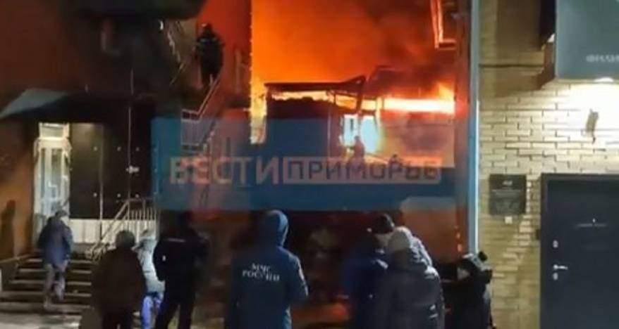 Пламя уничтожает мебельный склад в центре Владивостока