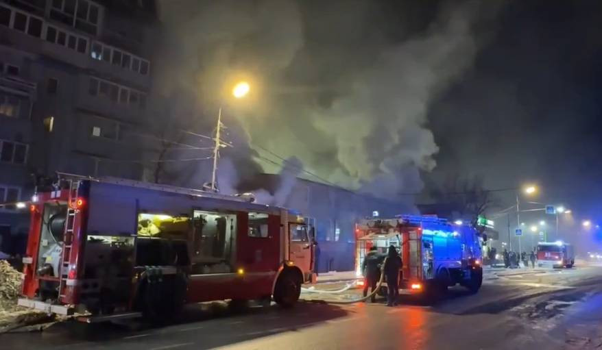 Сгорело дотла: видео страшного пожара с пострадавшими в кафе в центре Владивостока