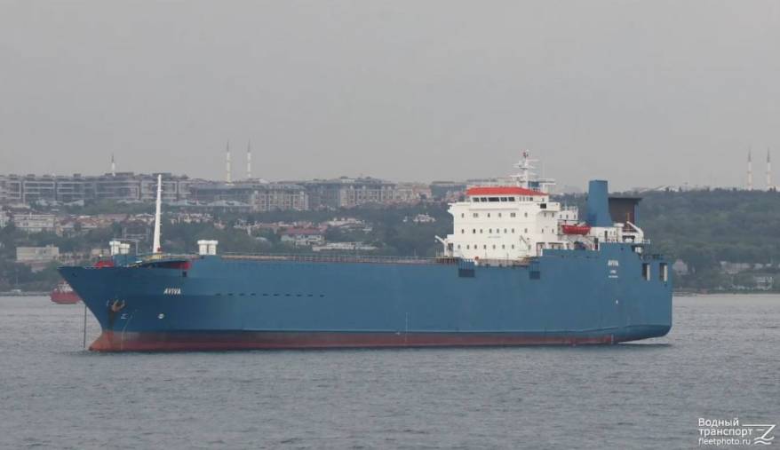 Судно, доставляющее автомобили во Владивосток, лишилось хода в Японском море