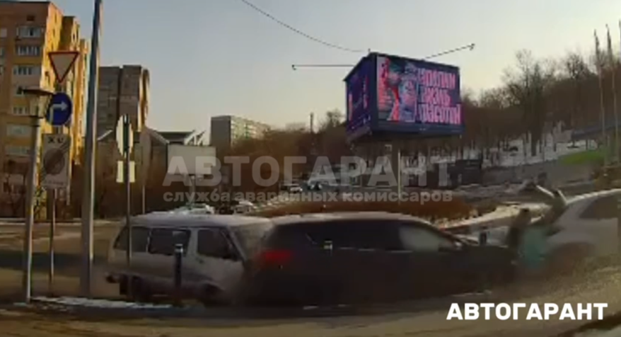 "Забил "дуплет": момент серьезного ДТП во Владивостоке попал на видео