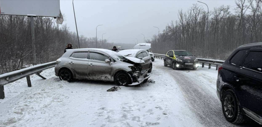 ️Занос и цепная реакция: шесть автомобилей столкнулись в Приморье из-за непогоды