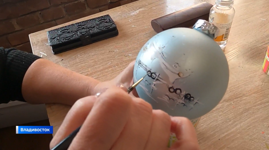 Сказочную красоту на новогодних шарах создают три художницы во Владивостоке