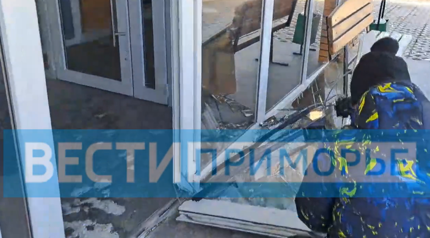 Мощный порыв ветра вырвал пластиковую дверь в доме во Владивостоке