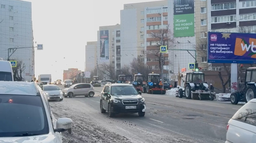 Срочно убрать машины с обочин: мэрия обратилась к автолюбителям Владивостока