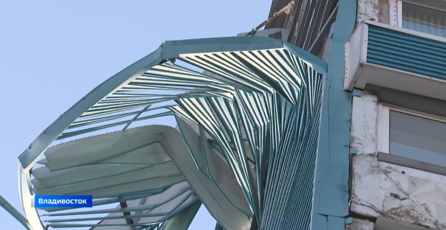 Тонны снега, сорванные двери и фасады: в Приморье ликвидируют последствия разгула стихии