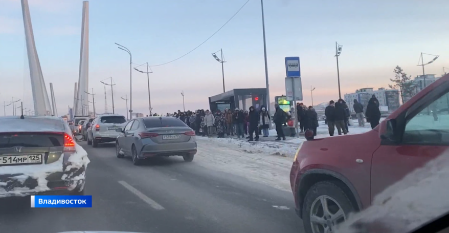 Первое рабочее утро 2026 года владивостокцы провели в диких пробках