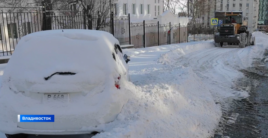 В снежном плену: во Владивостоке продолжается борьба с последствиями снегопада