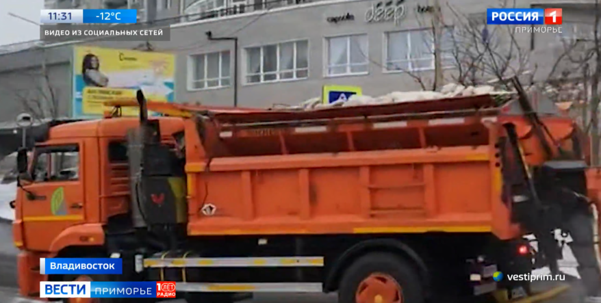 200 КАМАЗов снега вывезли с улиц Владивостока, но ситуация на дорогах остается сложной