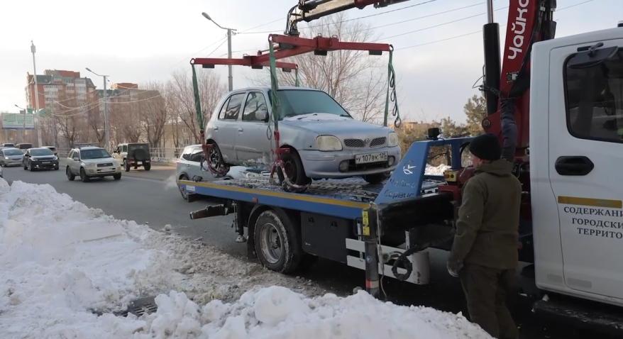 Во Владивостоке эвакуируют автомобили, мешающие уборке снега