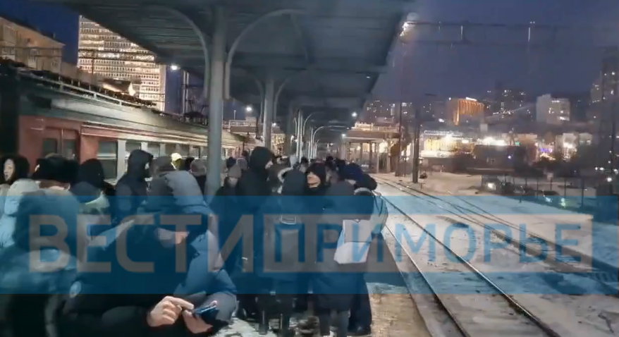 Владивостокцы оказались в транспортной "блокаде" в час пик