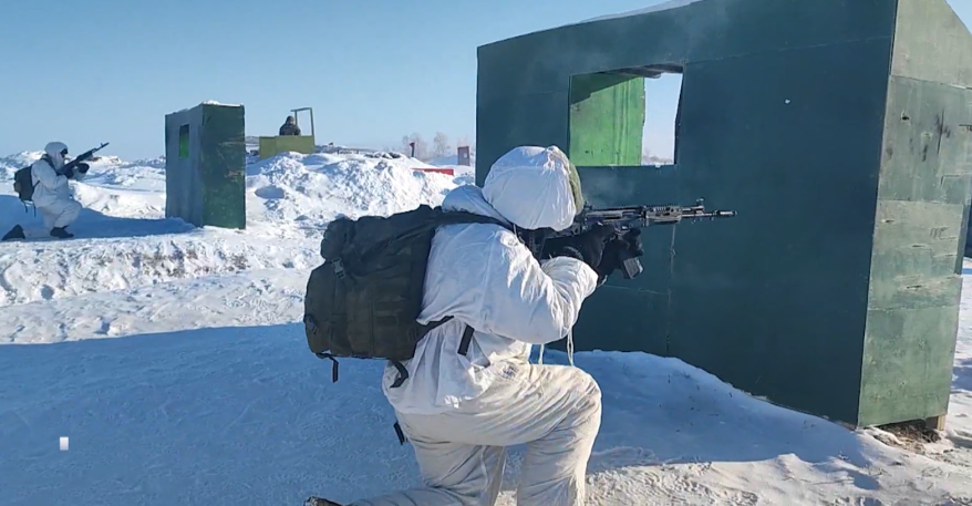 Воины-дальневосточники обучаются армейской тактической стрельбе на полигонах