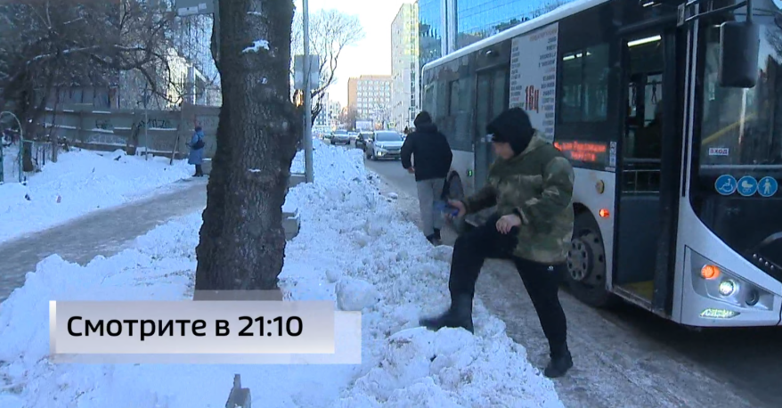 Болевыми точками во Владивостоке после снегопада остаются автобусные остановки и тротуары