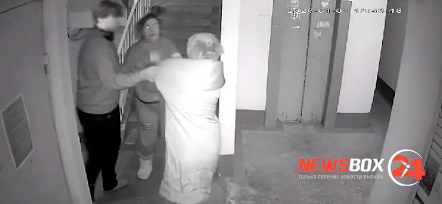 "Конченные": мать с сыном "отмутузили" соседку в подъезде дома во Владивостоке