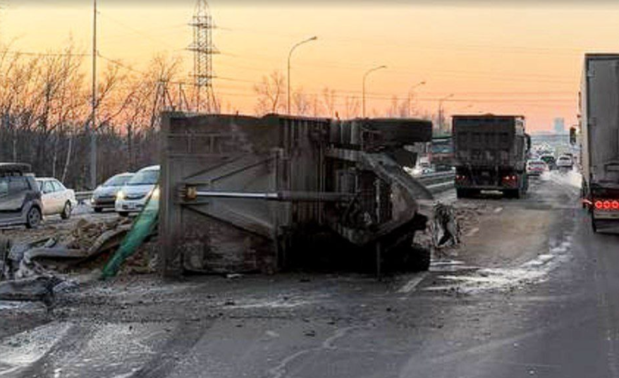 Жесткое ДТП в Приморье: большегруз завалился на леера