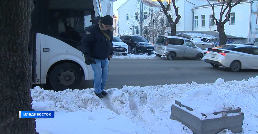 Владивостокцы штурмуют сугробы на автобусных остановках и пробираются "козьими" тропами