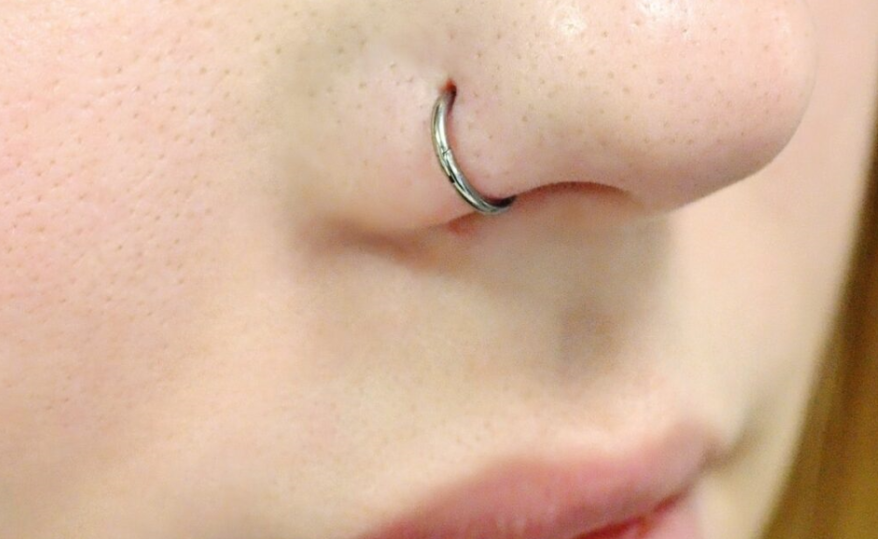 Девушка с пирсингом в носу пропала во Владивостоке