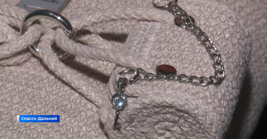 Стильные сумки из шнура и изысканные табуреты создает творческая семья в Приморье