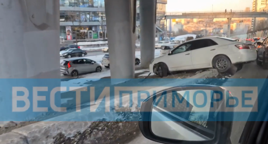 Иномарка повисла на бордюре во Владивостоке