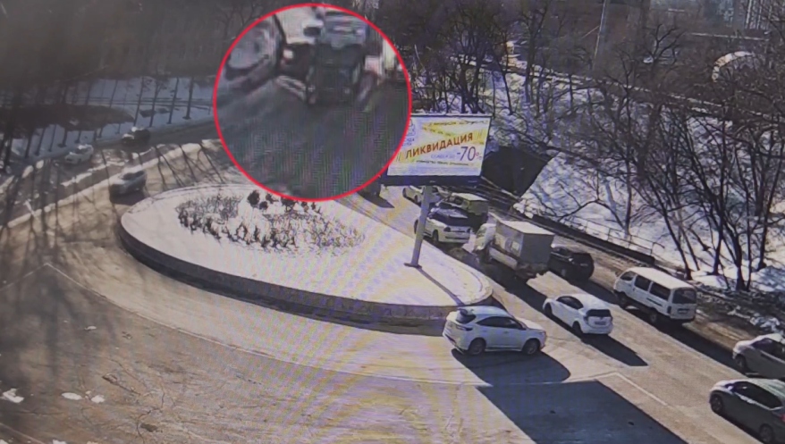 Громадная пробка образовалась во Владивостоке из-за ДТП