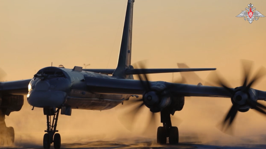 Российские бомбардировщики 11 часов "висели" над Японским морем