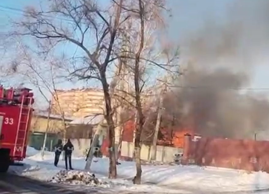 "Спецслужбы понаехали": появились новые кадры с места серьезного пожара в Приморье