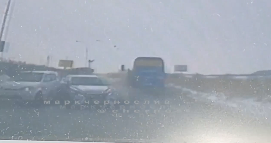 Момент ДТП с участием туристического автобуса в Приморье попал на видео