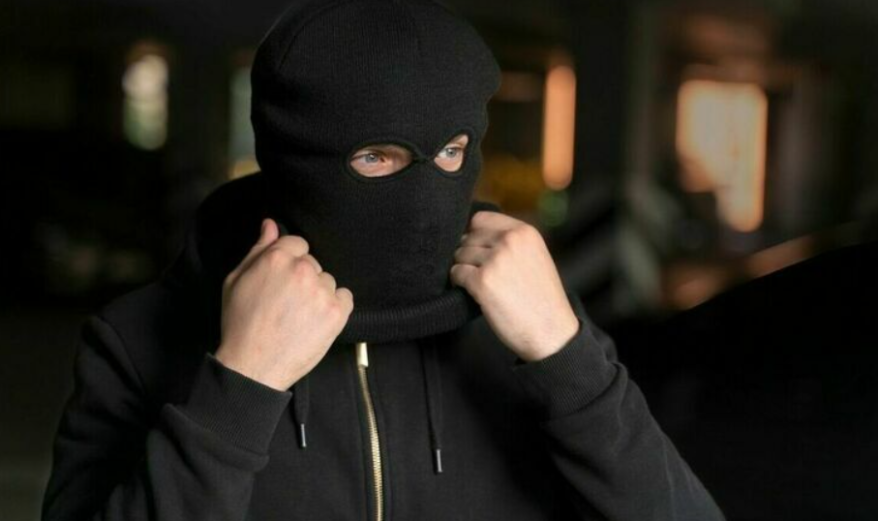 В Приморье разыскивают подростка в черной балаклаве