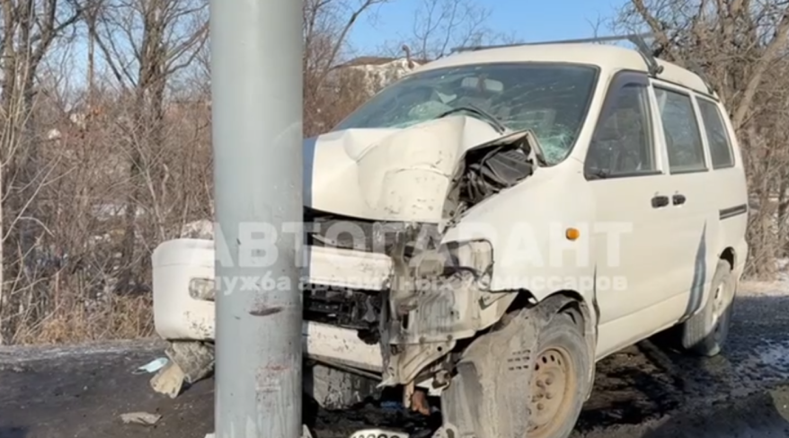Плохое самочувствие заставило машину столкнуться с опорой освещения