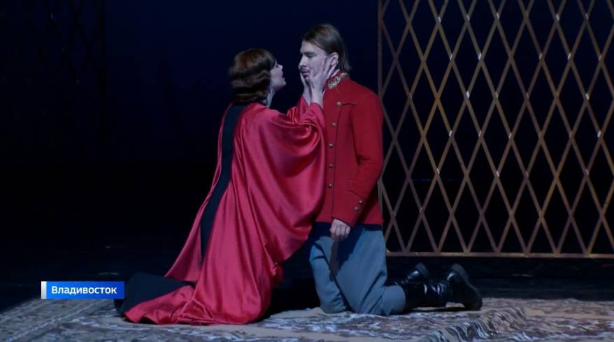 С аншлагом прошел премьерный спектакль «Гамлет» в театре имени Горького во Владивостоке