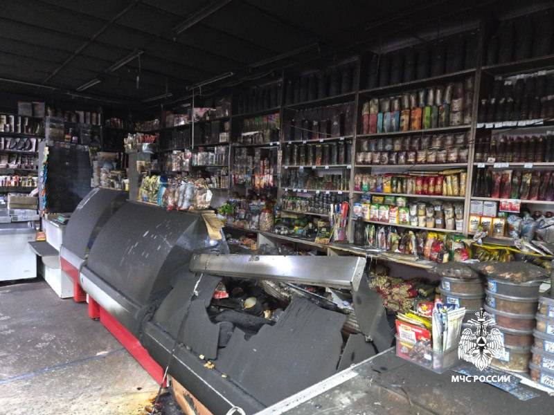 В Приморье от короткого замыкания загорелся магазин