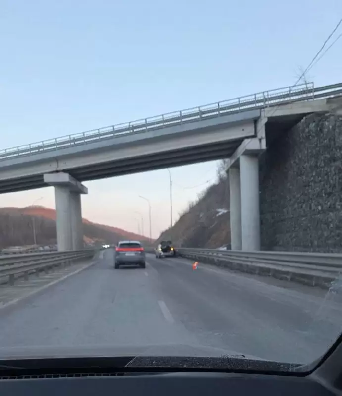 "Будьте осторожны": автолюбителям грозит опасность на трассе во Владивостоке