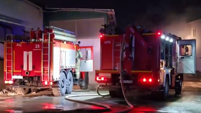 Эвакуация жильцов: в пожаре сгорели несколько квартир дома во Владивостоке