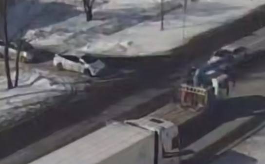 Момент ДТП с двумя большегрузами - на видео: приморцы спорят, кто виноват