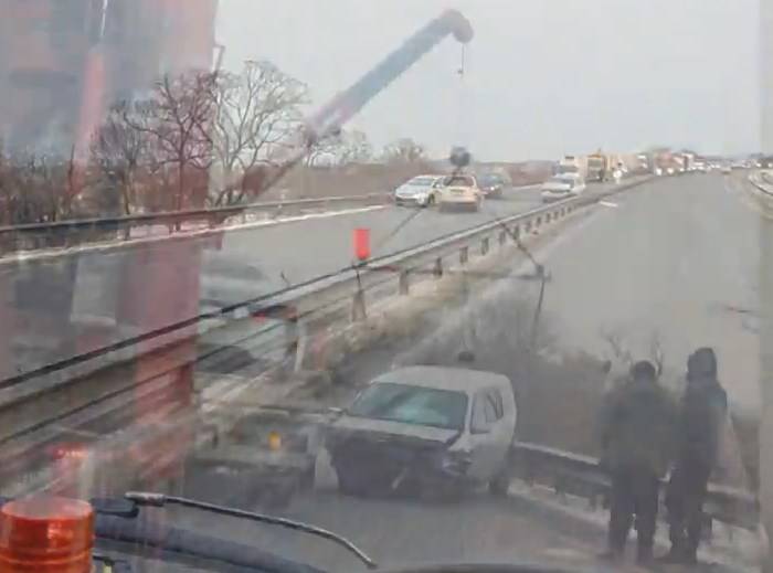 «Дичайшая» пробка в сторону Владивостока: на трассе столкнулись несколько автомобилей