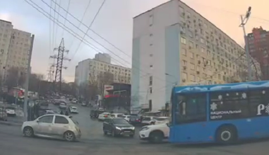 ДТП парализовало движение на главной дороге Владивостока