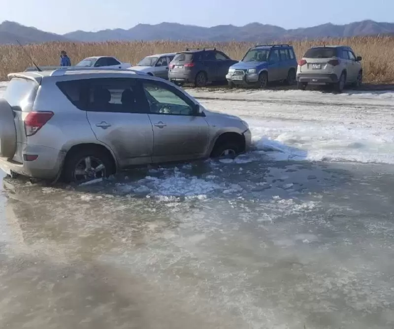 Автомобили уходят под лед на реке Партизанской в Приморье