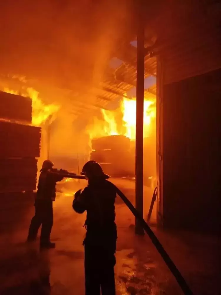 Пожар повышенной сложности случился в производственном цеху в Приморье