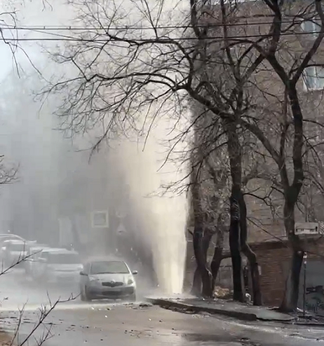 Фонтан с пятиэтажку: авария на теплосети оставила без отопления жителей Владивостока