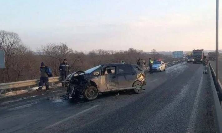 Фура улетела в кювет в ДТП на трассе Приморья