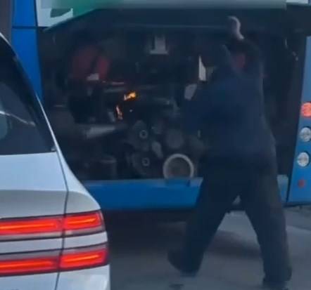 Автобус загорелся во время движения на дороге Владивостока