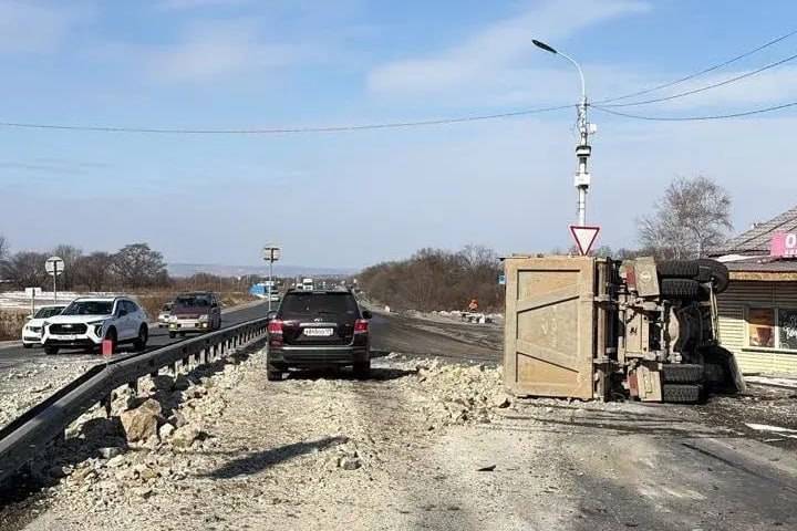 Тот самый момент, когда грузовик перевернулся на трассе в массовом ДТП в Приморье