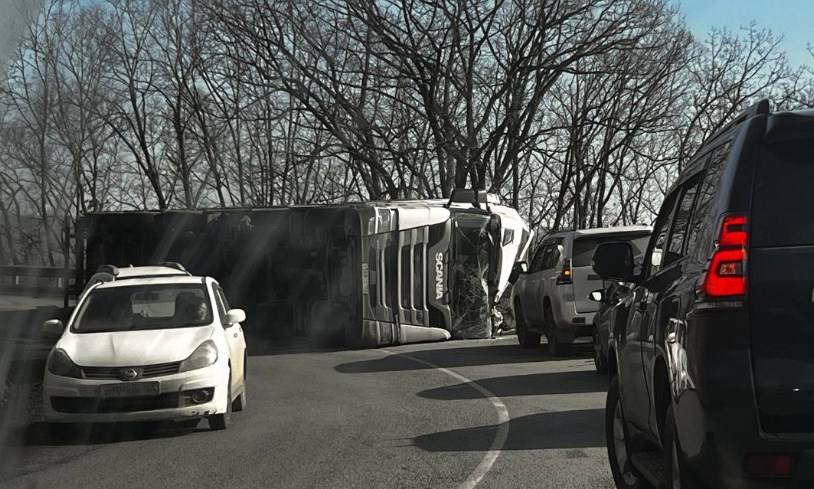 Грузовик завалился и перекрыл полосу движения на трассе Приморья