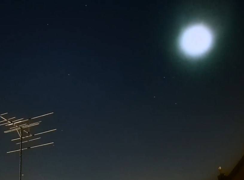 Огненный шар «пронзил» ночное небо